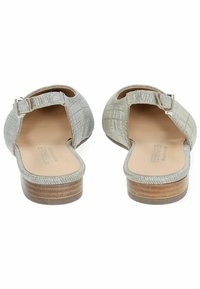 Sandales tissées en argent avec un dos ouvert, tige texturée, bride réglable à la cheville et un petit talon en bois.