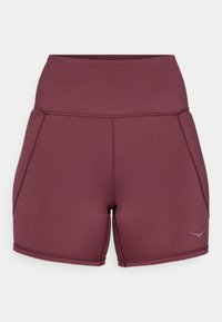 Burgunderfarbene Sportshorts aus dehnbarem Material, mit hohem Bund, seitlichen Einsätzen und einem kleinen Logo-Akzent an der unteren Seite.