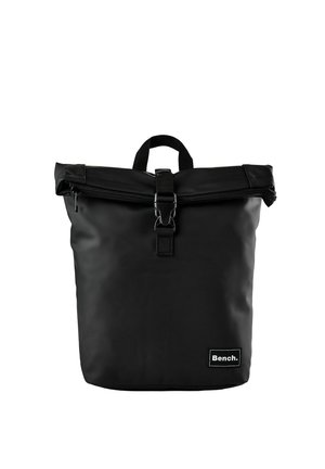 Sac à dos noir à fermeture rouler, boucle avant, fermeture éclair, poignée supérieure et écusson logo "Bench." dans le coin inférieur droit.