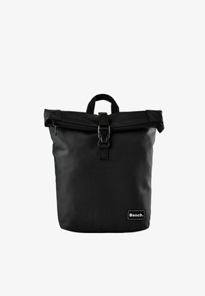 Sac à dos noir à fermeture rouler, boucle avant, fermeture éclair, poignée supérieure et écusson logo "Bench." dans le coin inférieur droit.