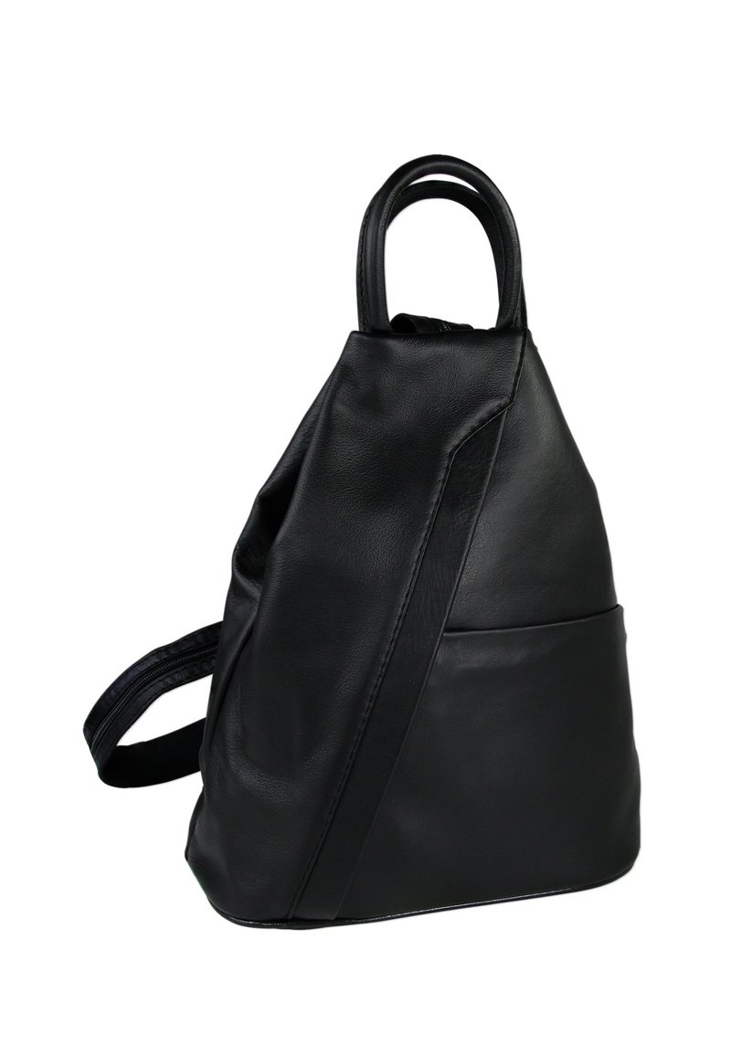 Schwarzer Lederrucksack mit geometrischem Design, ausgestattet mit einer kleinen Vordertasche, zwei oberen Tragegriffen und einem verstellbaren Schulterriemen.