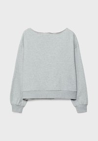 Šedý zkrácený svetr s širokým výstřihem, dlouhými rukávy a žebrovanými manžetami a lemem. Vyrobeno z měkké, texturované tkaniny.