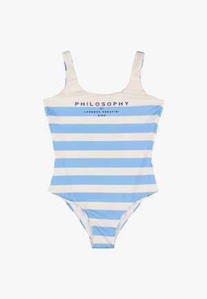 Costume intero bianco con strisce orizzontali azzurro chiaro. Presenta spalline larghe e un logo blu scuro sul petto.