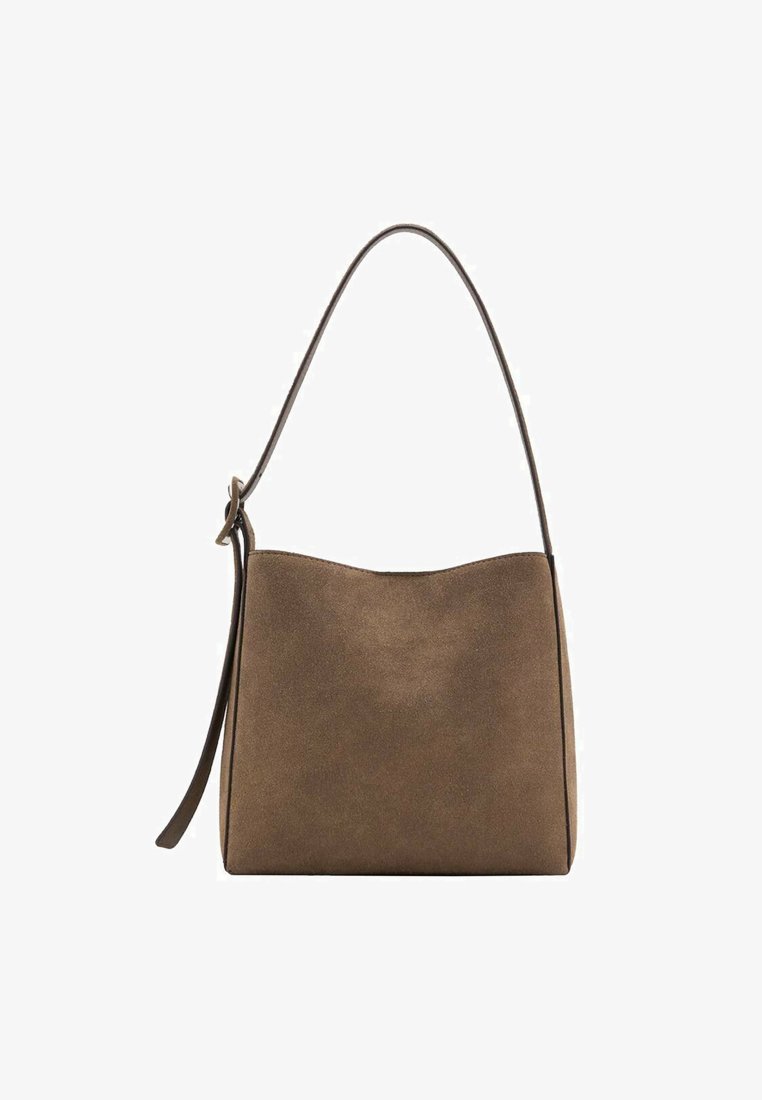 Suedefärgad brun axelväska med en böjd form, ett enkelt handtag och slät yta. Har en enkel design och kontrasterande sömmar.
