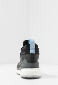 adidas Performance FREE HIKER - Sapatos de caminhada - carbon/grey/glow blue