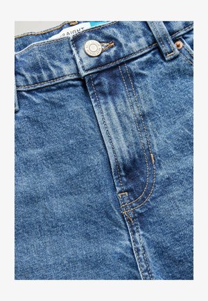 Blauwe denimspijkerbroek met een rechte snit, koperen knoopsluiting en zichtbare stiksels. De stof heeft een licht versleten textuur.