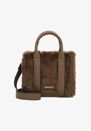 Borsa in ecopelliccia marrone con dettagli in pelle, doppi manici superiori e tracolla staccabile. Presenta un dettaglio del logo dorato.