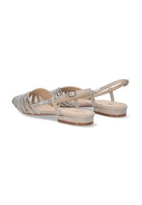 Sandalias beige con correas delgadas y trenzadas que presentan detalles plateados. Tacón plano y correa en el tobillo ajustable. Interior suave y texturizado.