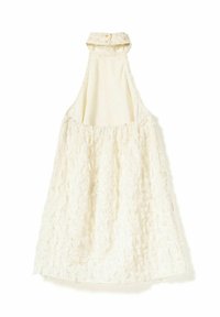 Witte mouwloze jurk met een hoge hals, voorzien van een gestructureerde stof met een rafelig patroon. Wordt gesloten met een knoop bij de kraag.