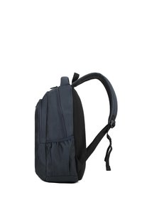 Zaino blu scuro con un esterno in nylon liscio, spallacci imbottiti, dettagli in rete e scomparti con zip per lo stoccaggio. Inclusa tasca laterale.