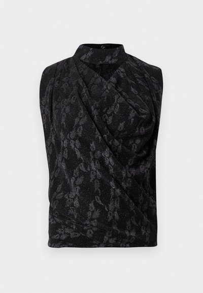 Haut noir sans manches avec un motif floral à reflets subtils, design drapé et col haut. Le tissu semble doux avec une finition texturée.