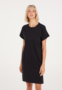 Schwarzes Baumwoll-T-Shirt-Kleid mit kurzen Ärmeln, Rundhalsausschnitt und lockerer Passform, mit glatter Textur und ohne sichtbare Muster.