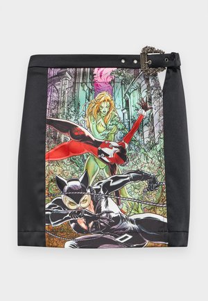 Falda negra con un estampado colorido de personajes al estilo cómic en colores vibrantes. Incluye un cinturón decorativo con detalles de herrajes.