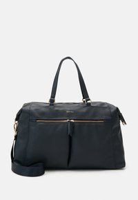 Sac de voyage en cuir bleu marine avec deux poignées supérieures, une bandoulière amovible et des garnitures en métal doré. Comprend deux poches zippées à l'avant.
