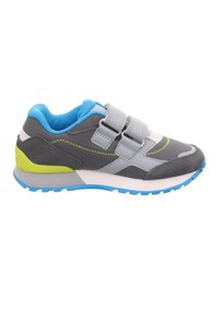 Chaussure de sport pour enfant en gris, bleu et vert citron avec deux bandes velcro et une semelle texturée, vue de côté.