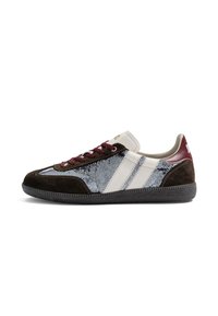 Baskets basses en daim noir, sequins argentés, bandes blanches, lacets bordeaux et semelle en caoutchouc noire, vues de côté.