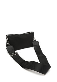 Czarna nylonowa torba na ramię o gładkiej fakturze, z zamknięciem na zamek błyskawiczny i regulowanym paskiem, z delikatnym wzorem logo.