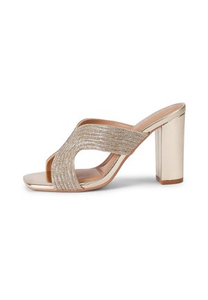 Sandalo mule dorato con tacco alto a blocchetto e cinturini incrociati decorati con piccoli strass scintillanti.