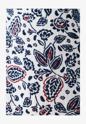 Witte stof met marineblauwe en donkerrode bloem- en bladpatronen in een herhalend ontwerp.