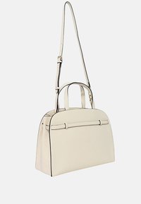 Borsa a mano in pelle crema con forma strutturata, doppio manico, una lunga tracolla regolabile e piping nero lungo i bordi.