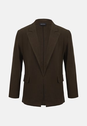 Tumši brūns vienrindas žakete ar iegriezuma atloku, kabatām ar pārsegu un trīs ceturtdaļu piedurknēm, attēlots uz vienkārša balta fona.