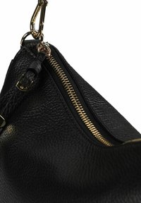 Borsa a mano in pelle nera con superficie texturizzata, cerniera dorata e dettaglio hardware con clip. La cerniera si apre sulla parte superiore per un facile accesso.