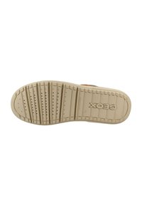 Suola in gomma beige con motivi di presa testurizzati, dotata del logo "Geox" e fori di ventilazione per traspirabilità.