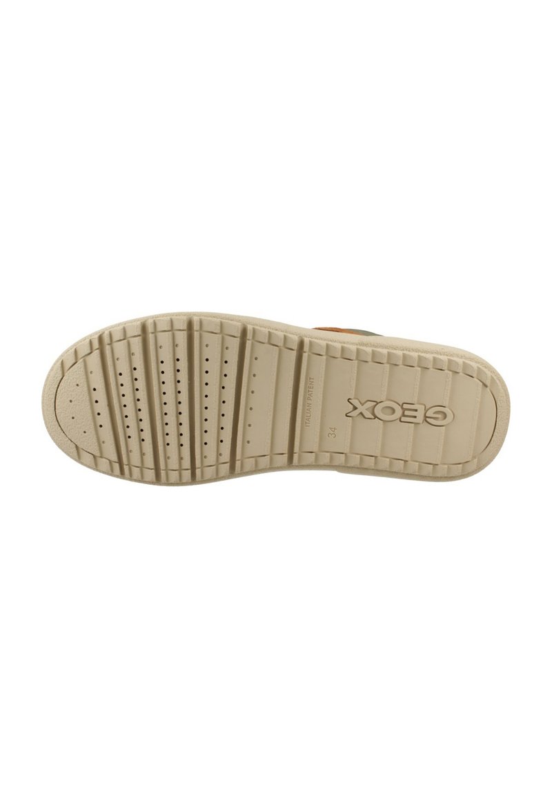 Semelle extérieure en caoutchouc beige avec motifs de grip texturés, arborant le logo "Geox" et des trous de ventilation pour la respirabilité.