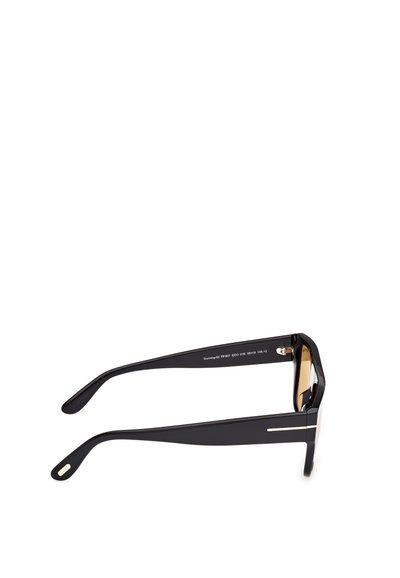 Ochelari de soare negri cu un cadru elegant și unghiular, având lentile de culoare maro deschis și accente aurii pe laterale. Material din plastic neted.