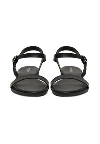 Mustad sandaalid, millel on kaks õhukest rihma, reguleeritav pahkluu rihm ja lame tald. Sile nahk ja minimalistlik disain.