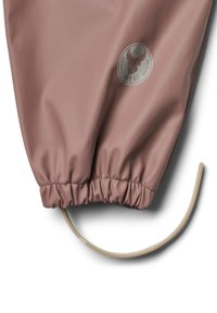 Waterafstotende roze jas manchet gemaakt van glad materiaal met elastische gather en een lichte houten trekkoord. Bevat een circulair logo.