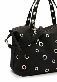 Bolso negro confeccionado en material suave que presenta grandes ojales metálicos, doble asa y una correa desmontable. Cierre con cremallera en la parte superior.