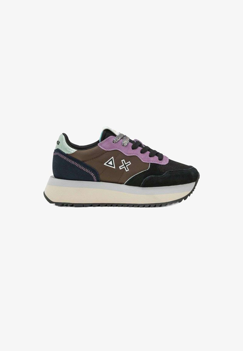 Sneakers van zwart suede en bruin synthetisch materiaal, met paarse en teal accenten, textuurveters en een dikke witte tussenzool.