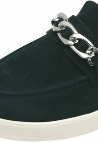 Mörkgrön mocka slip-on sko med en framträdande silverkedja över ovandelen och en vit gummisula.