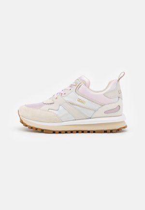 Baskets beige clair et rose avec semelle texturée, lacets à l'avant et détail de marque sur le côté et le talon, vues de profil.