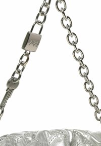 Borsa a tracolla trapuntata argento con catena, dotata di una chiusura metallica e dettaglio logo in rilievo. Il materiale appare lucido e strutturato.