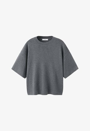 Jersey gris de manga corta tejido con cuello redondo y ajuste suelto, presentado sobre un fondo blanco.