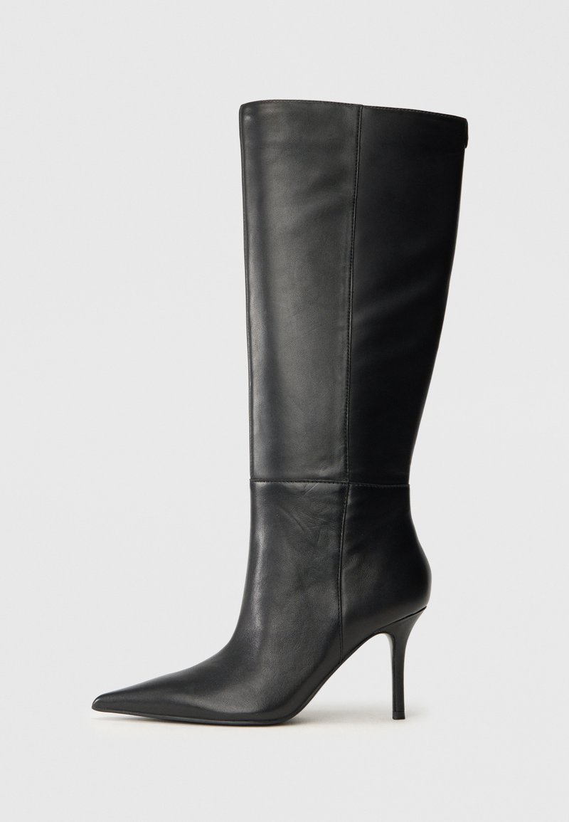 Czarne skórzane kozaki do kolan z ostrym noskiem i cienkim obcasem typu stiletto, o gładkiej fakturze, przedstawione z boku na neutralnym tle.