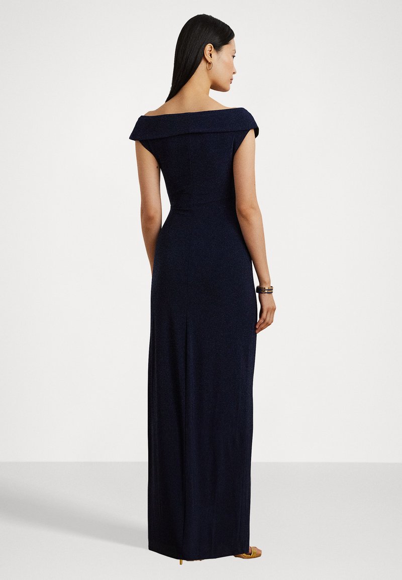 Abito lungo blu navy, con spalle scoperte, dotato di un corpetto aderente e una silhouette dritta. Texture liscia, dettagli minimi e design elegante.