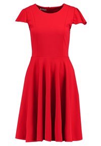Czerwona sukienka z krótkimi, falującymi rękawami, dopasowanym górnym częścią i rozkloszowanym dołem. Wykonana z gładkiej tkaniny, z zapięciem na zamek z tyłu.