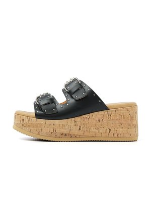 Zwarte platform sandalen met twee gespbanden, gestifte accenten en een geweven kurken wigzool. Gladde bovenkant en gevormde voetbed.