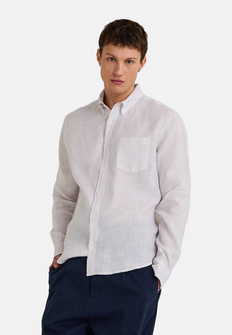 Chemise à boutons légère, à rayures blanches et pastel, dotée d'une poche poitrine, de manches longues et d'un col classique.