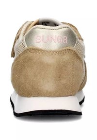 Sneaker beige in suede con accenti in rete e un tallone riflettente dorato. Presenta il marchio rosa "SUN68" e una suola bianca con battistrada nero.