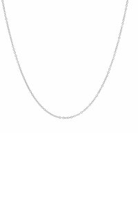 Collana in argento con piccoli anelli circolari, texture liscia e un design fine e delicato, appesa in modo sciolto su uno sfondo chiaro.