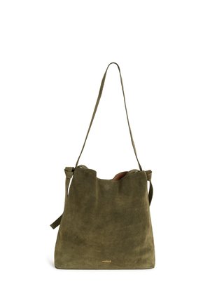 Sac bandoulière en daim vert olive avec une seule bandoulière et un logo subtil "soaked" en or près du bas au centre.