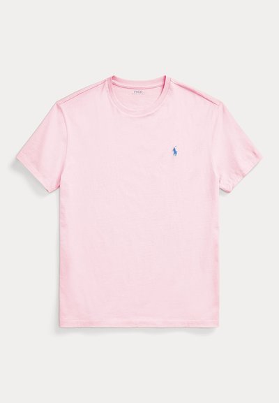 Lyserød kortærmet T-shirt med rund hals og en lille blå broderet polo spiller logo på venstre bryst.