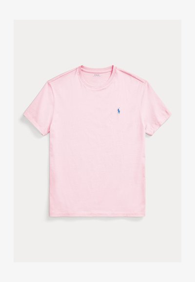 Lyserød kortærmet T-shirt med rund hals og en lille blå broderet polo spiller logo på venstre bryst.