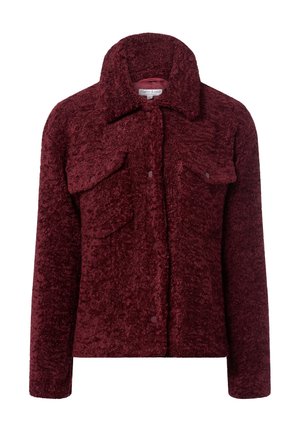 Veste en polaire texturée rouge foncé avec de longues manches, boutons-pression à l'avant, deux poches à rabat sur la poitrine, et un large col.