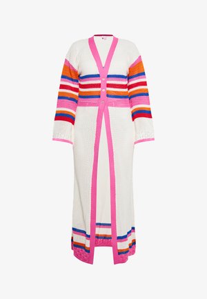 Gebreide cardigan in het wit met kleurrijke horizontale strepen in rood, oranje, blauw en roze. Heeft lange mouwen, een diepe V-hals en een knoopsluiting.