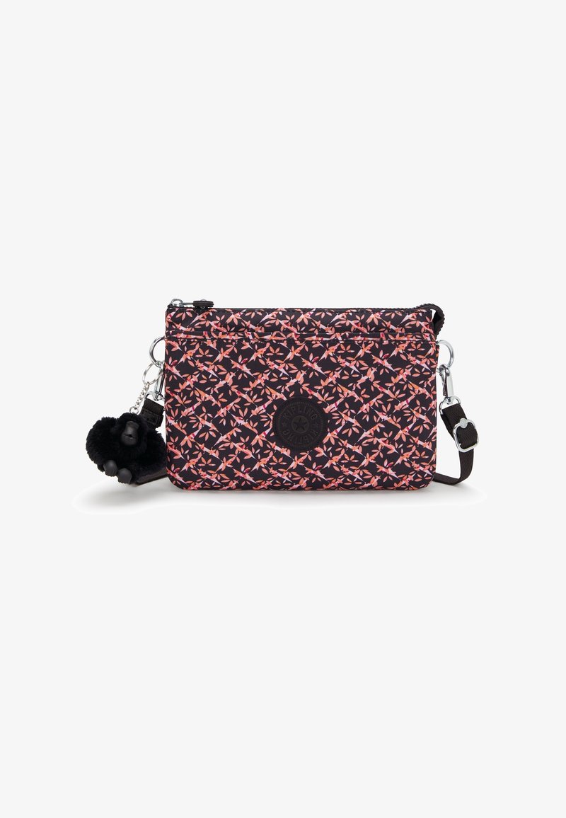 Petit sac bandoulière rectangulaire avec motif de feuilles roses et oranges sur fond noir, sangle noire réglable et porte-clés en peluche noir attaché.